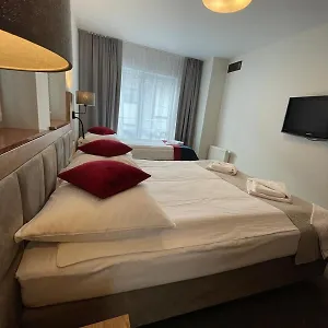 https://villa-roma.szklarskaporebahotels.net